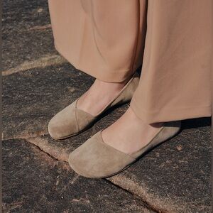NWB Shapen Suede Flats 40W PEONY